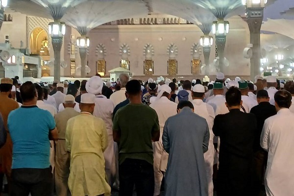 Pilgrims pray at the Prophet's Mosque in Medina