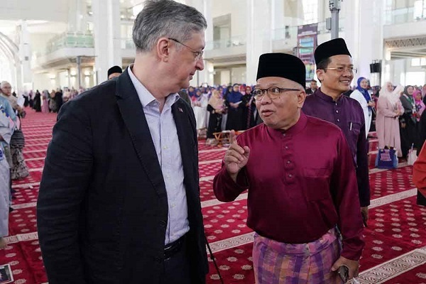 Turkish Ambassador to Malaysia Emir Salim Yukse (Left)