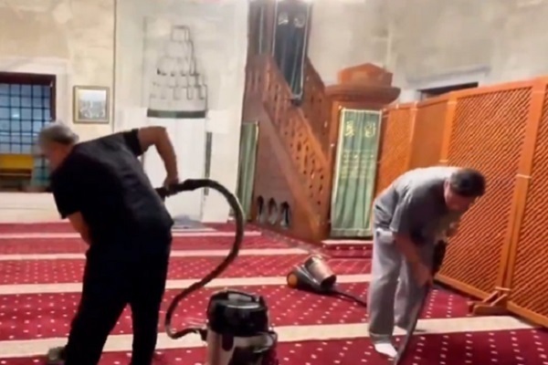Former Germany international Mesut Ozil dusting a mosque in Istanbul, Turkey