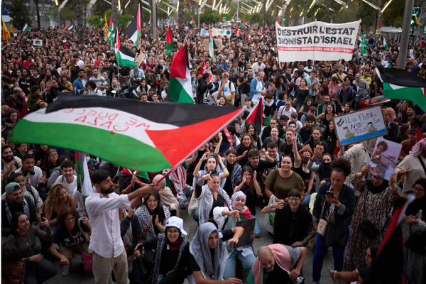 Pro-Palestinian demonstrators protest in Barcelona, Spain, in solidarity with the Global Sumud Flotilla after its ships were intercepted by the Israeli navy. (October 3, 2025)