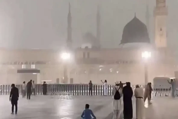Worshippers at the Prophet’s Mosque in Medina were met with a serene and poignant sight as heavy rains soaked the holy city, transforming the revered site into a scene of spiritual tranquility during Friday prayers on November 14, 2025.