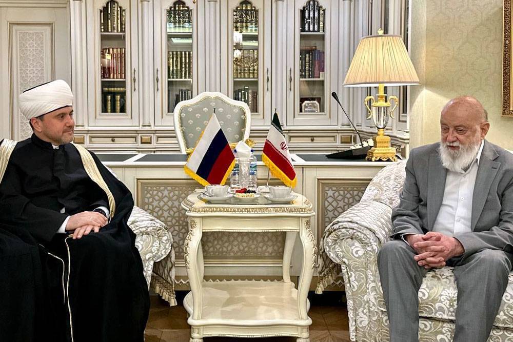 Russian Mufti Roshan Abbasov (Left) and Chairman of the Tehran City Council Mehdi Chamran (Right) met in Moscow.