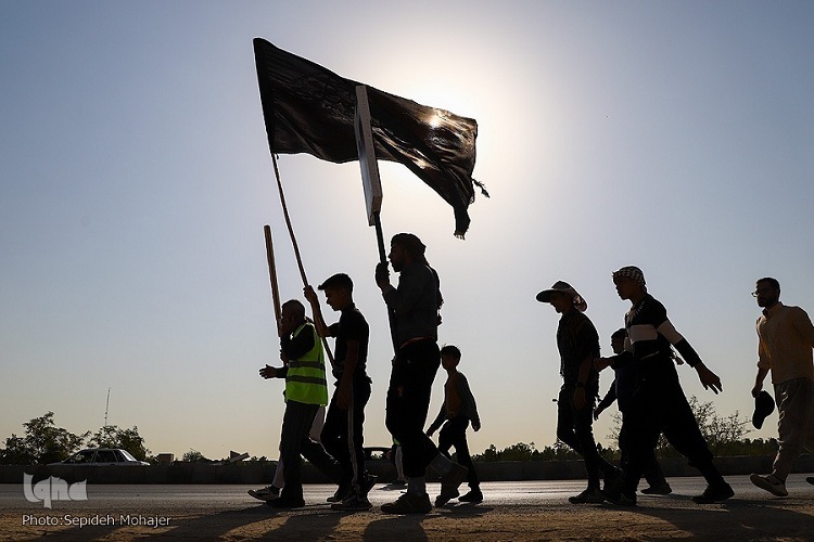 Pilgrims marching toward Mashhad