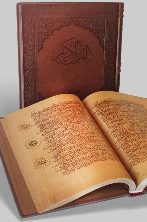 Prominent Calligrapher Donates Quran to ISESCO