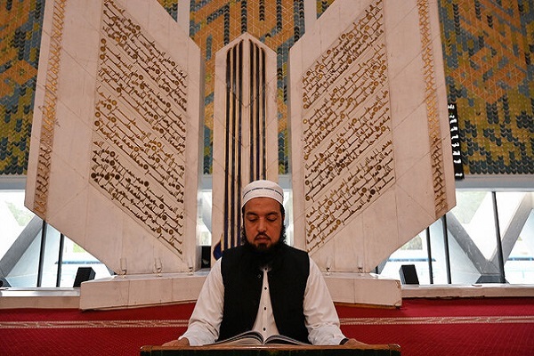A Pakistani qari reciting verses from the Holy Quran