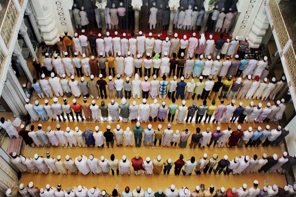 Muslims saying Taraweeh prayers in an Indian mosque in Ramadan