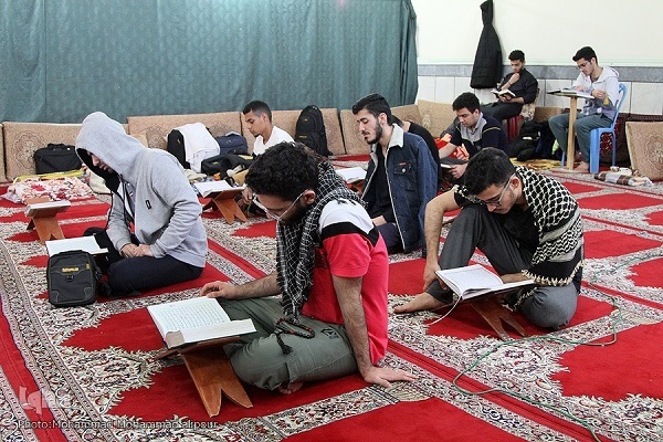 People taking part in Itikaf at a mosque in Iran