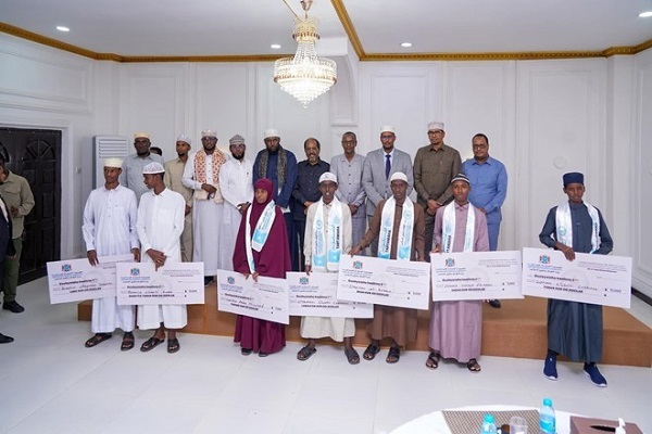 Somali President Hassan Sheikh Mohamud (center) poses with winners of the National Quran Competition during an awards ceremony in Mogadishu (Ramadan 2025).