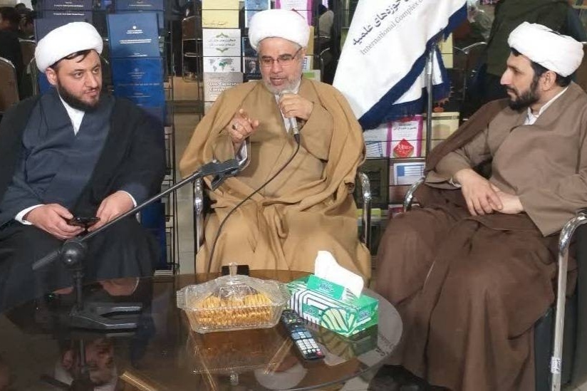 Hojat-ol-Islam Hashem Abu Khamsayn (center)