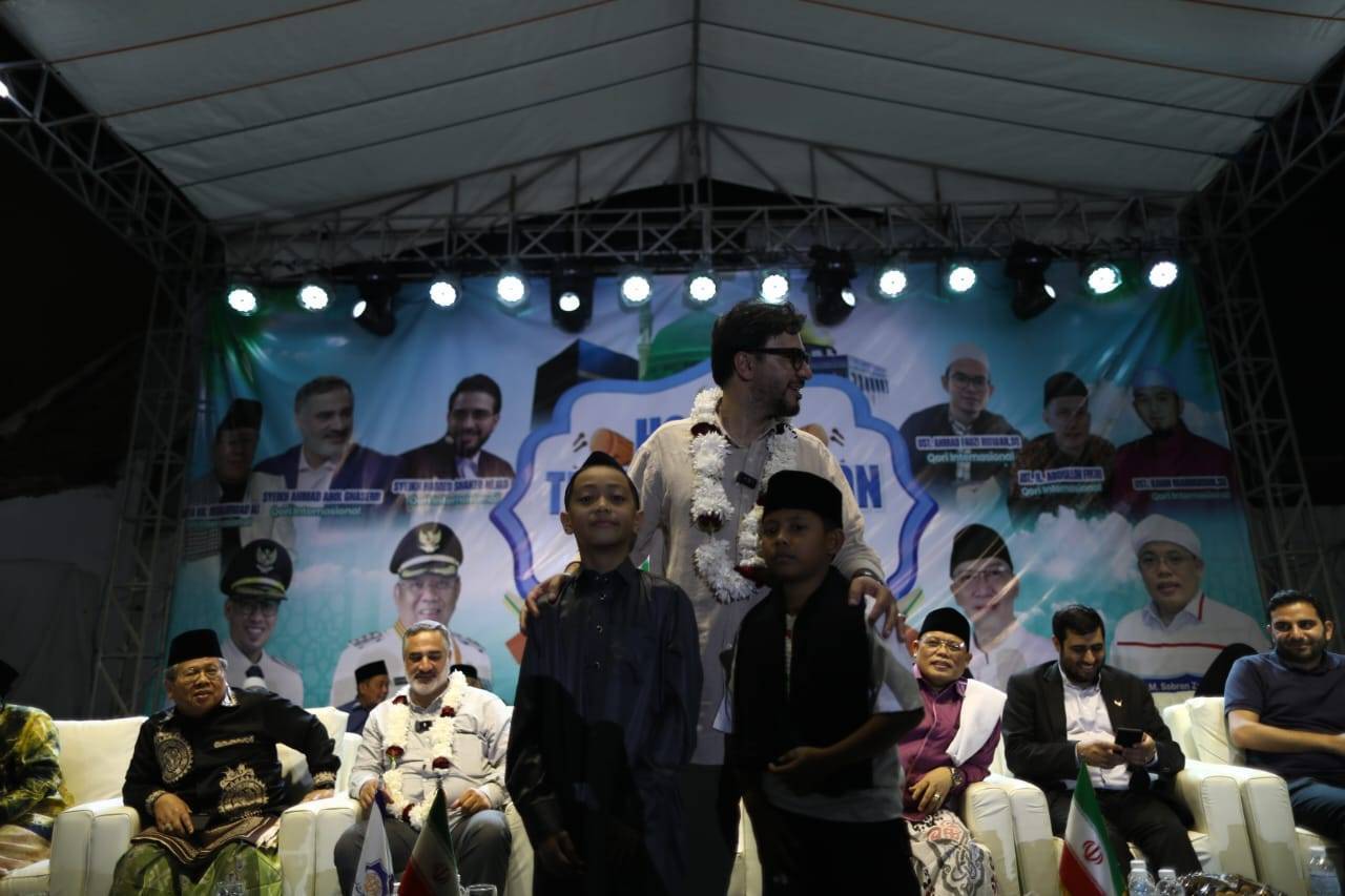 Iranian Quran reciter Hamed Shakernajad attending a Quranic program in Indonesia (Ramadan 2025)