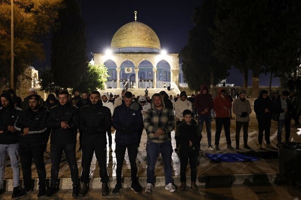 Palestinian worshippers at Al-Aqsa Mosque in al-Quds