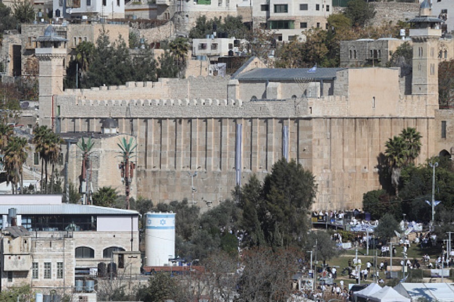 Israeli Provocation: Settlers Burn Palestinian Flags at Ibrahimi Mosque Under Minister’s Lead