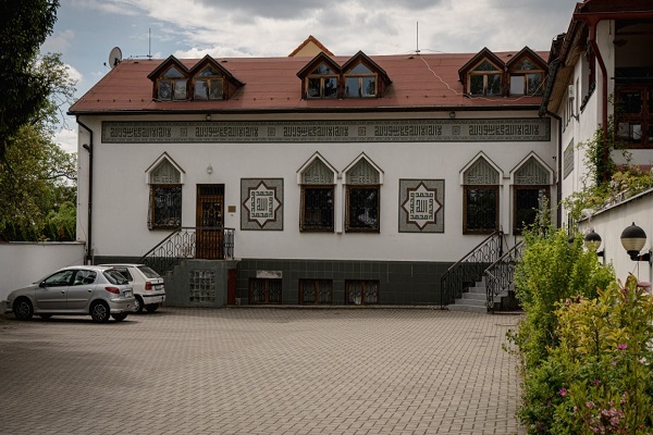 Muslims_in_Prague The entrance of Mosque Černý Most, established by the Islamic Foundation of Prague in 1999. This two-story mosque welcomes Muslims from across Prague who come here to offer their prayers