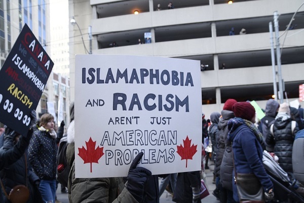 People with posters rejecting racism and Islamophobia during a rally in Toronto, Canada (February 4, 2017)