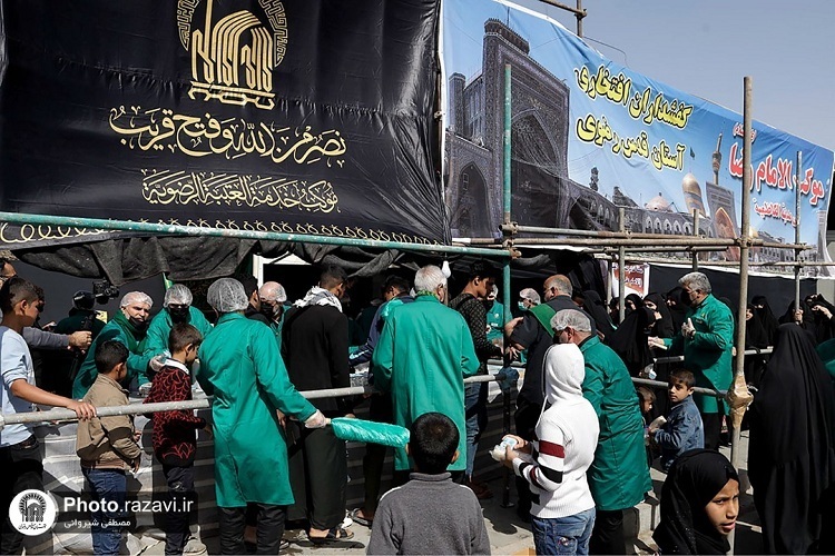 1,000 Volunteers from Mashhad Shrine Provide Services to Arbaeen Pilgrims in Iraq