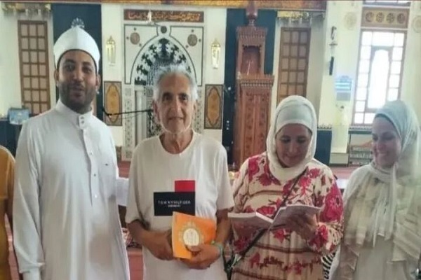 A 65-year-old Argentinian named Albert announced in a mosque in Egypt his conversion to Islam and chose the name Muhammad.