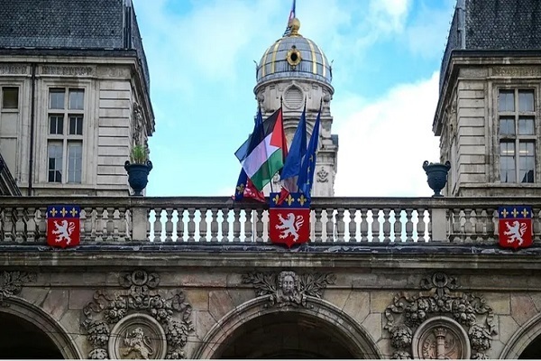 Following the move by a number of countries, including France and the UK, to recognize the state of Palestine, the Palestinian flag was raised in dozens of cities across France and Britain (September 2025).