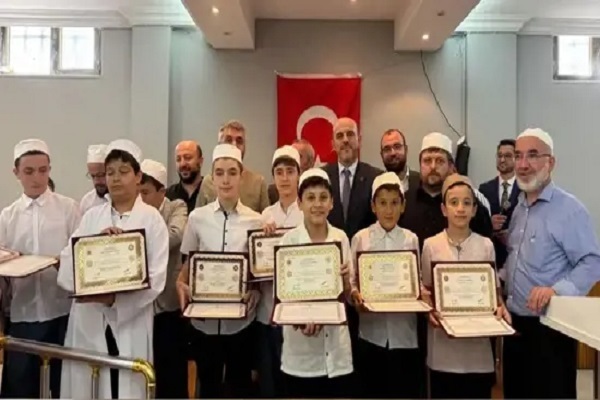 A grand ceremony to honor 53 memorizers of the Holy Quran was held at the Religious Affairs Hall in Istanbul, Turkey.