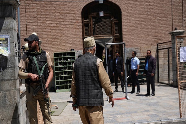An Indian police officer stands guard as a Kashmiri Muslim arrives to offer his Friday prayers at the Jamia Masjid, following the attack on tourists near south Kashmir's Pahalgam, in Srinagar, Indian administrated Kashmir, on April 25, 2025.
