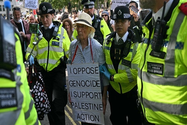 London police arrest a protester demonstrating against Israeli genocide in Gaza (September 6, 2025)