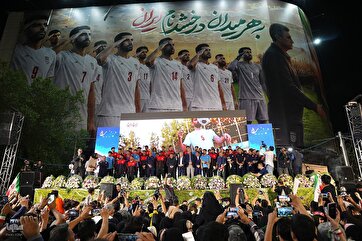 Iranians See Off Members of Nat’l Football Team Leaving for World Cup
