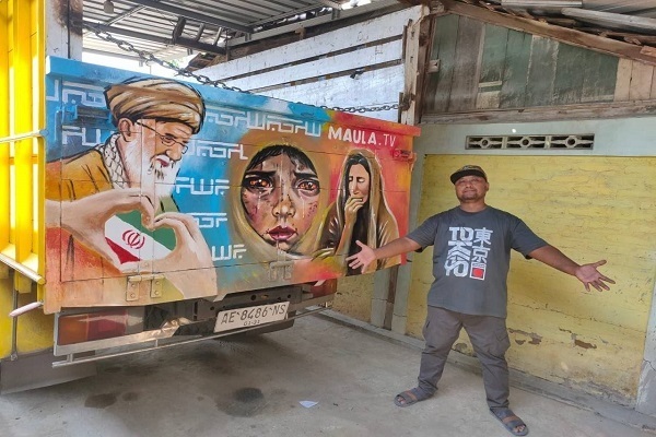 Indonesians Decorate Cars with Images of Martyrs to Show Solidarity with Iran