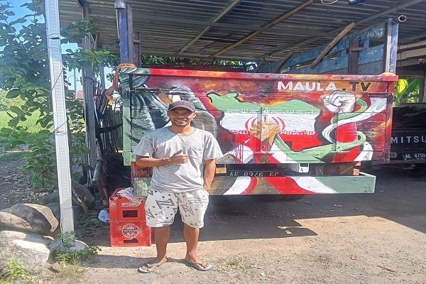 Indonesians Decorate Cars with Images of Martyrs to Show Solidarity with Iran