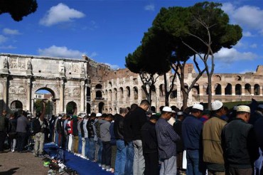 Roma: Protesta musulma frente al Coliseo