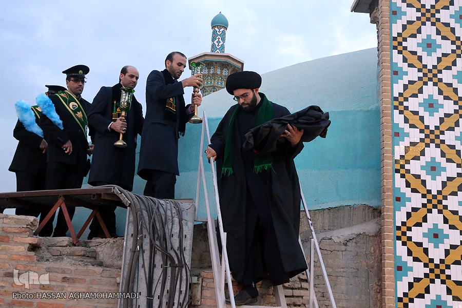Inicia muharram con el izamiento de la bandera del Santuario del Imam Hussein (P) Inicia muharram con el izamiento de la bandera del Santuario del Imam Hussein (P)
