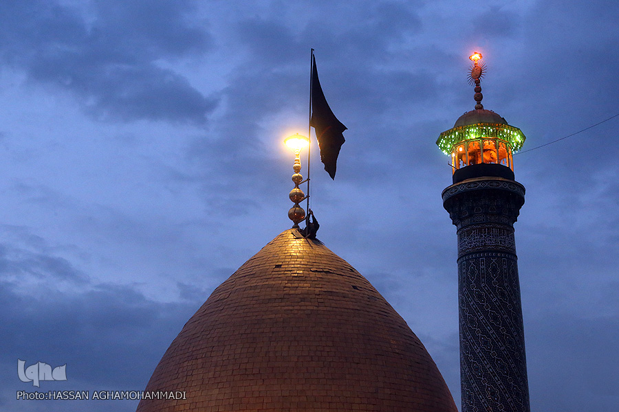 Inicia muharram con el izamiento de la bandera del Santuario del Imam Hussein (P) Inicia muharram con el izamiento de la bandera del Santuario del Imam Hussein (P)