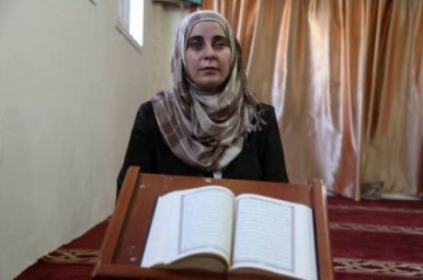 Mujer palestina invidente memoriza todo el Corán