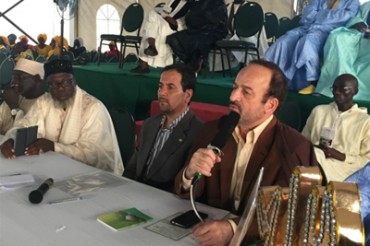 Recitador iraní del Corán en la gran mezquita de Dakar