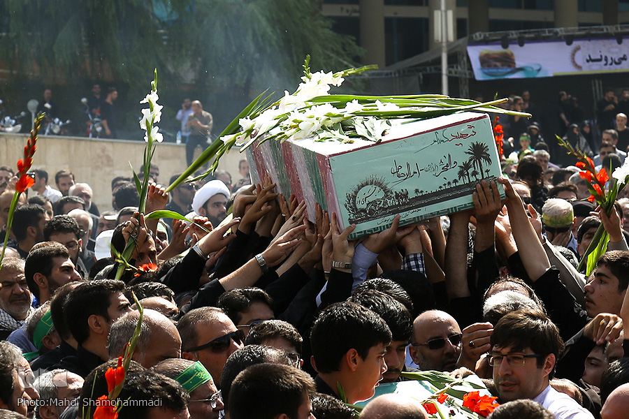 Irán: Multitudinarios funerales de mártires desconocidos