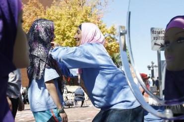 Un arcoíris de velos islámicos en la parada del hiyab