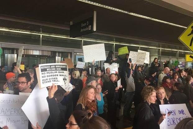 Manifestaciones en defensa de los musulmanes en los aeropuertos estadounidenses