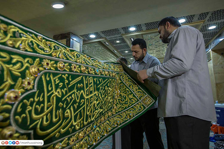 Renuevan las telas que cubren el sepulcro del Imam Husein (P)