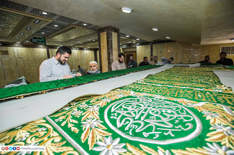 Renuevan las telas que cubren el sepulcro del Imam Husein (P)
