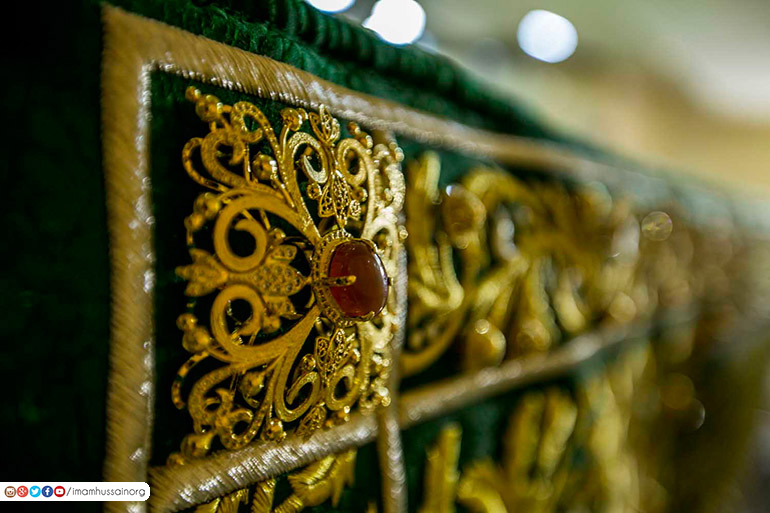 Renuevan las telas que cubren el sepulcro del Imam Husein (P)