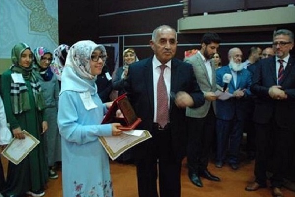 Estudiante siria gana certamen de memorización coránica
