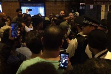 La  primera ministra de Inglaterra convoca a una reunión urgente