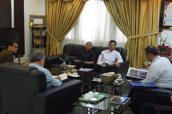 Manila: Profesor de la Universidad Católica de Saint Thomas recibe ejemplar del Corán