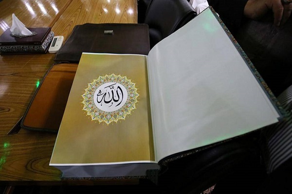 Calígrafo iraní dona raro ejemplar del Corán al Santuario de Hazrat Abbas (P)