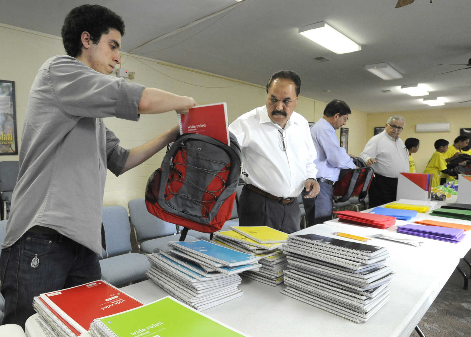 Misuri: Musulmanes entregan útiles escolares a cientos de estudiantes
