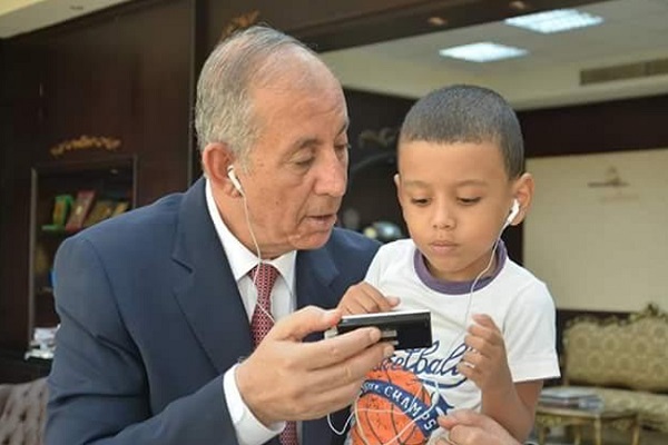 El pequeño recitador que recibió un Corán digital de un gobernador de Egipto