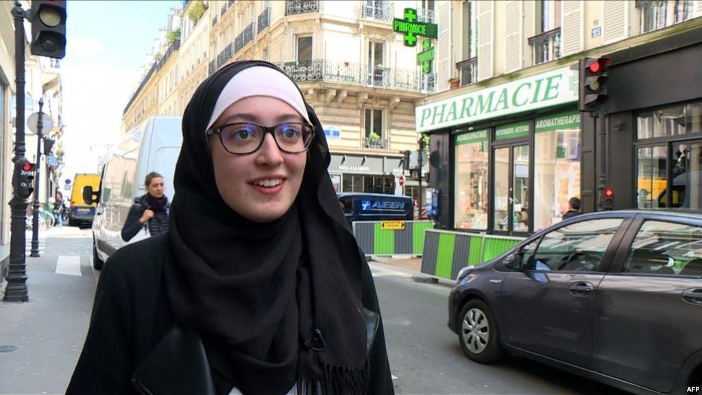 Cuesti&oacute;n del hijab: una estudiante francesa de origen marroqu&iacute; en el centro de una pol&eacute;mica pol&iacute;tica en Francia