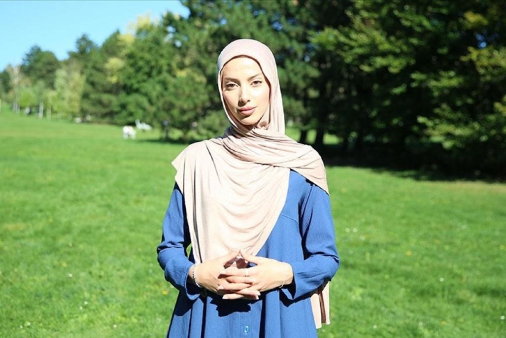 Mujer musulmana con hijab víctima del racismo