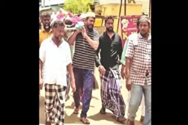 India: los musulmanes ayudan a celebrar el funeral de un hombre hindú