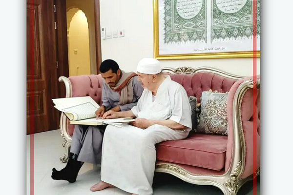 Un calígrafo yemení afirma haber recibido permiso de un artista de renombre para escribir el Corán Un calígrafo yemení afirma haber recibido permiso de un artista de renombre para escribir el Corán