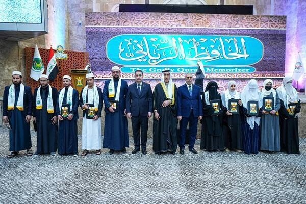 El primer ministro iraquí asiste a una ceremonia en honor a 1.000 memorizadores del Corán
