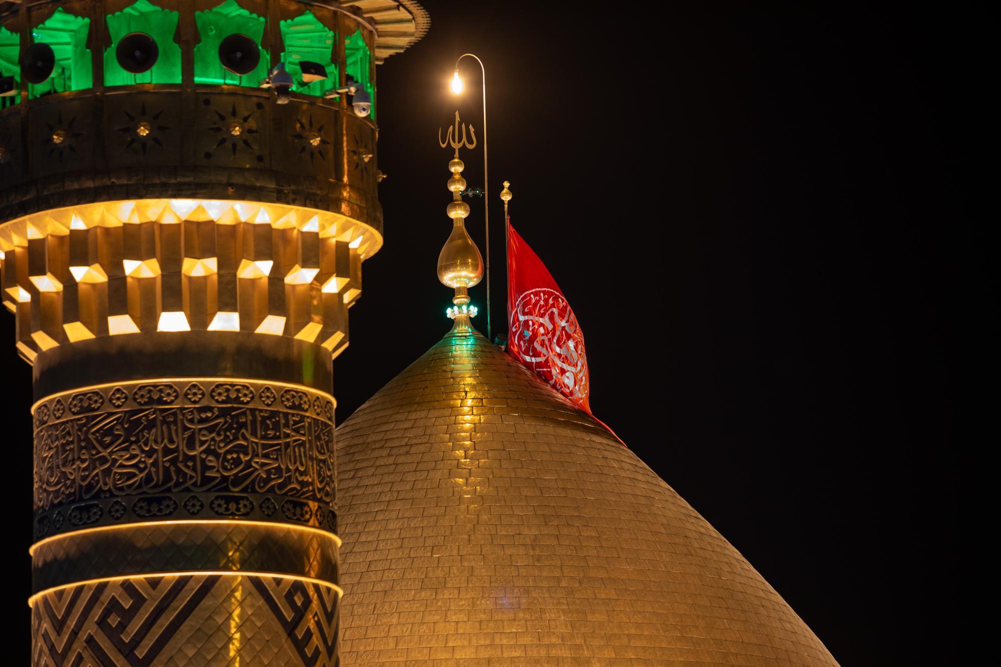 Sustitución de la bandera en la cúpula del santuario de Aba al-Fadl al-Abbas (AS) al finalizar la temporada de luto+ Fotos